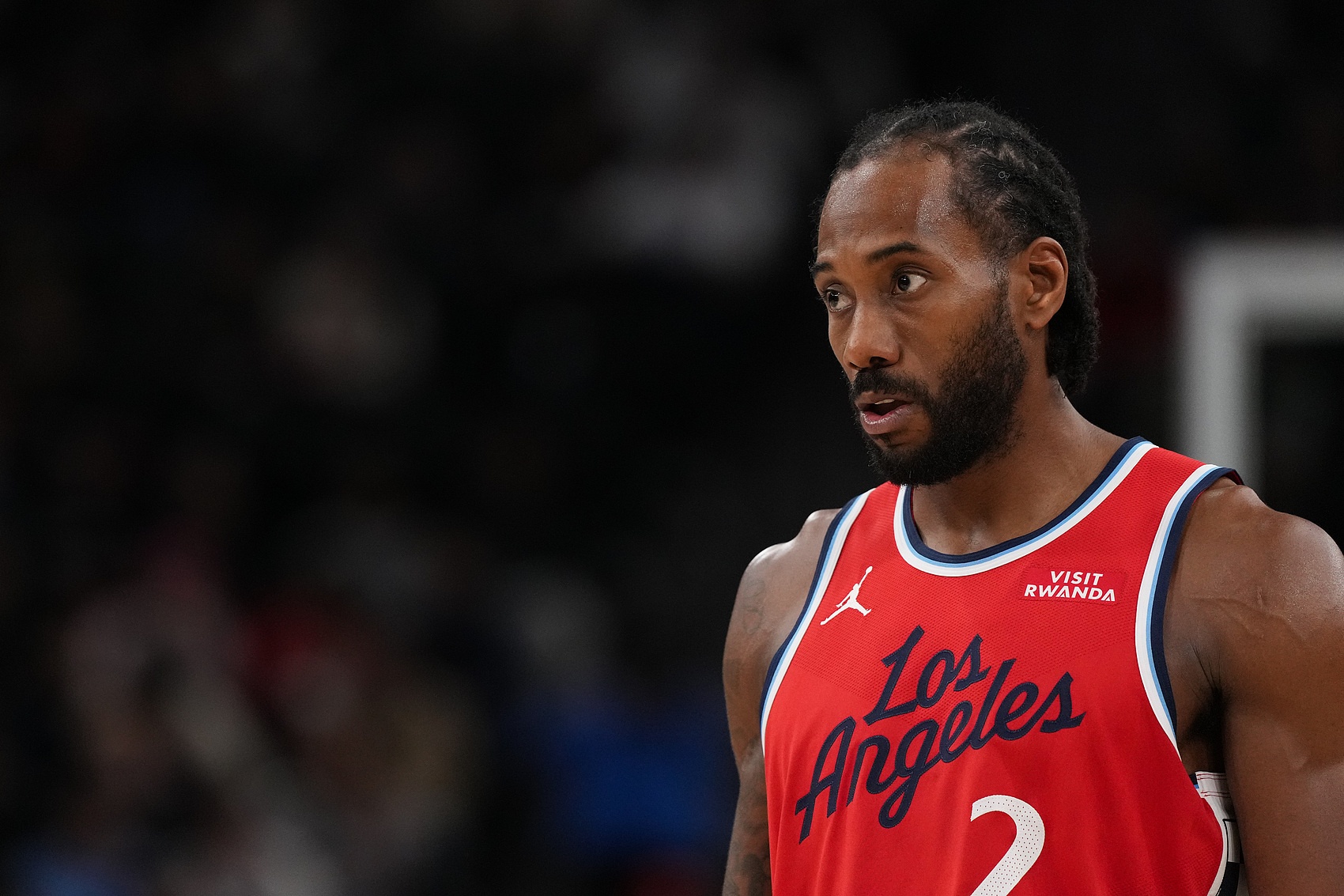 开云注册网址-难阻失利！莱昂纳德攻防一体 20中10砍下25分3板4助3断