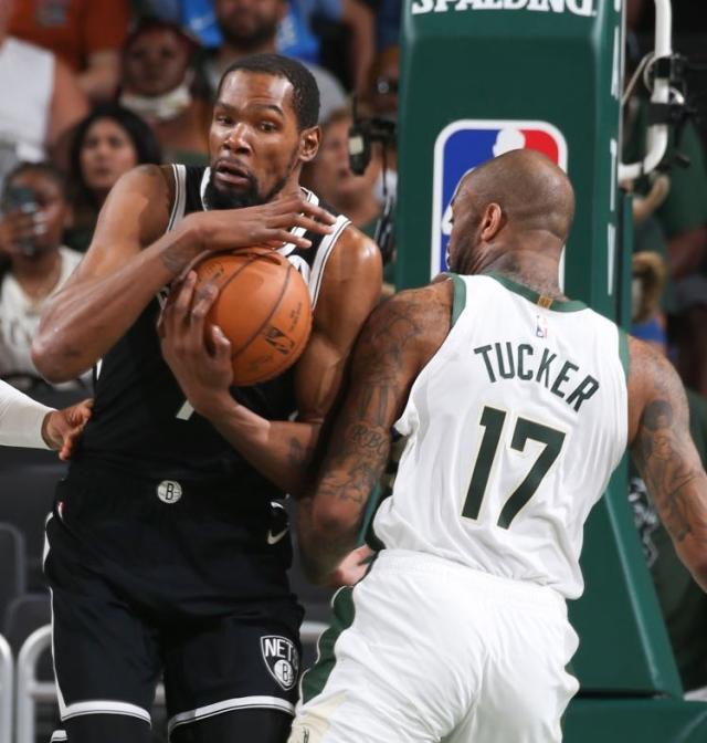 登录入口-全明星裁判阵容吹出离奇比赛 篮球场变身八角笼？